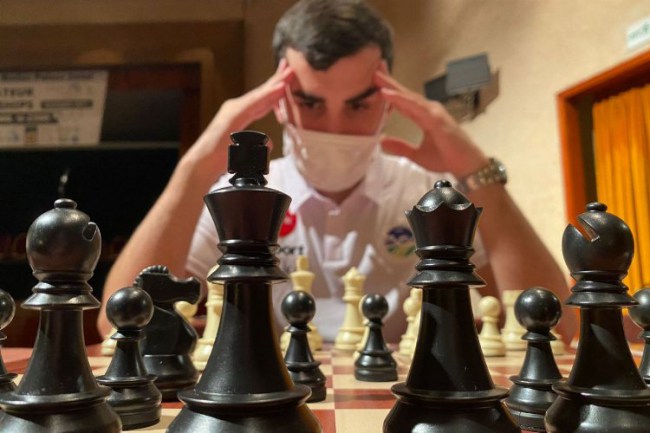 Sakaryalı genç sporcudan Satranç hamlesi