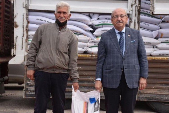 Tekirdağ'ın Malkara ilçesinde üreticiye yem bitkisi tohumu dağıtıldı