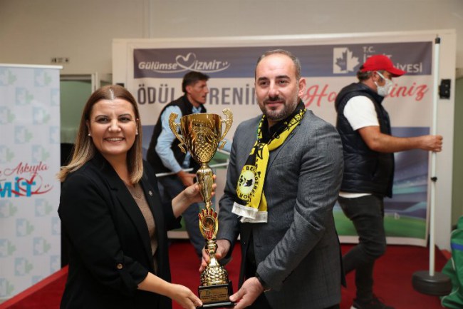 Başkan Hürriyet, Bekirderespor'a şampiyonluk kupasını verdi