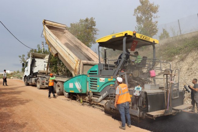 İzmit Altun Sokak'ta ekipler asfalt çalışması yapıyor
