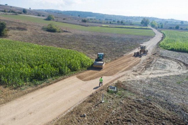 Bursa İnegöl Belediyesi'nde arazi yollarına çözüm üretiyor