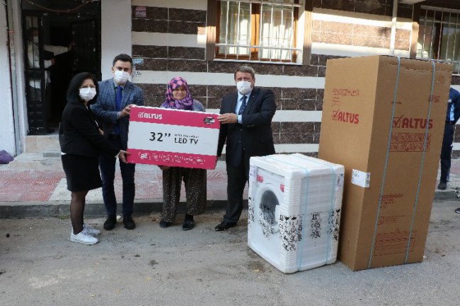 Manisalı yangınzedeye Büyükşehir'den eşya desteği