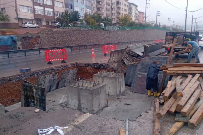 Kocaeli'nde tramvay inşaatı hava koşullarına rağmen yapılıyor
