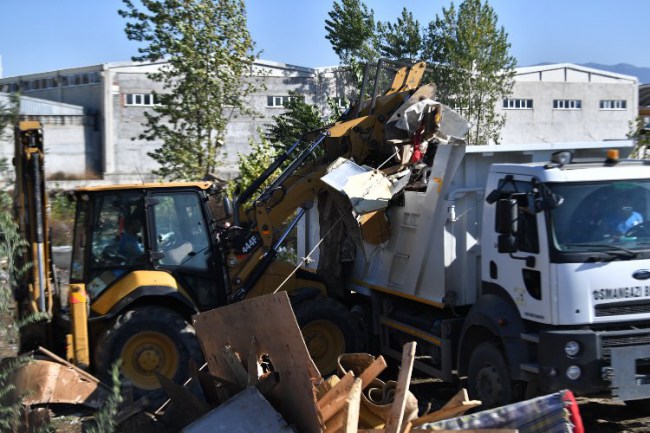 Bursa Osmangazi'de kaçak barakalar yıkıldı