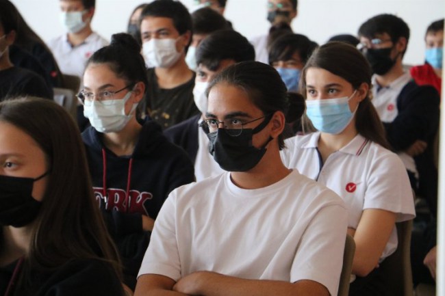 Manisa'da itfaiyeciler, öğrencilere mesleklerini anlattı