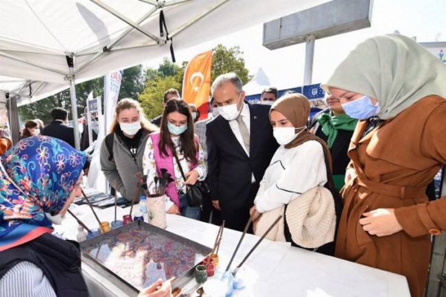 Bursa'da yeni üniversitelilere şölen