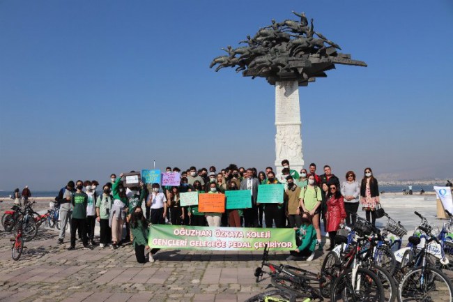 İzmir'de öğrencilerden "Geleceğe Pedal Çevir" Çevre Projesi