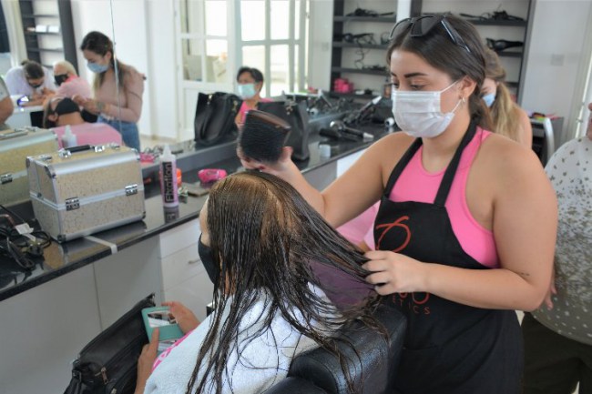 KKTC'de meme kanseri farkındalığına saç ve güzellik bakımı