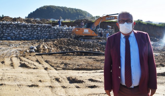 Şehir mezarlığının duvarları örülüyor