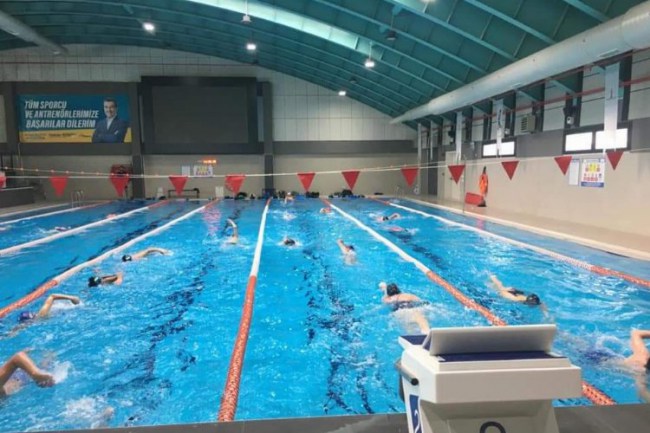 İzmir Bergama'da kapalı yüzme havuzuna ilgi yoğun