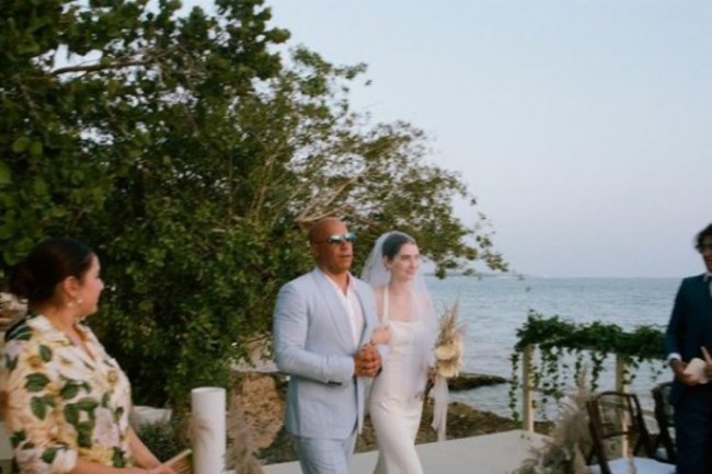 Rol arkadaşının kızını düğününde yalnız bırakmadı