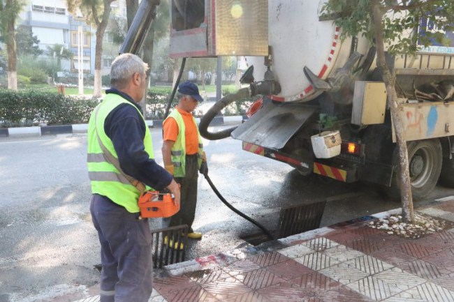 Manisa Yunusemre'de yağmur suyu ızgaları temizlendi