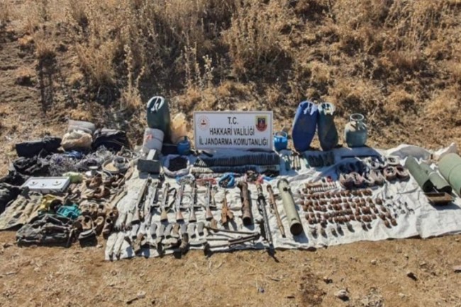 Hakkari Yüksekova'da 69 el bombası ve mühimmat ele geçirildi