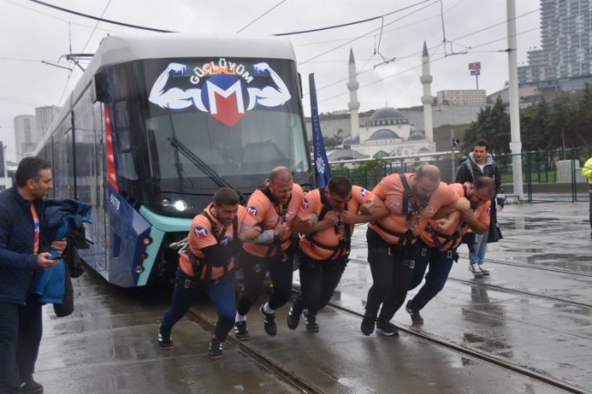 İstanbul'da 47 tonluk treni böyle çektiler
