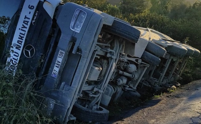 Jandarma aracına yol verdiği sırada bankete düştü