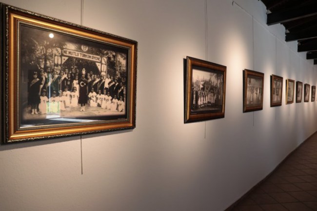 İzmit Cumhuriyet Parkı'nda Atatürk Sergisi