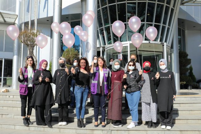 İzmit Belediyesi, meme kanseri için pembe balon uçurdu