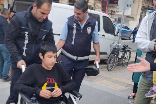 Batman'da engelli çocuğun imdadına zabıta yetişti