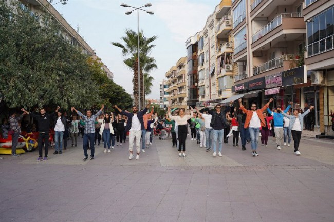 İzmir Gaziemir'de Cumhuriyet için zeybek sürprizi