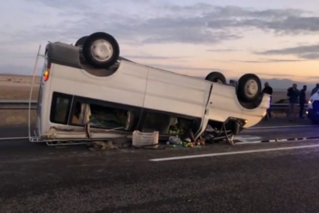 Niğde'de tarım işçilerini taşıyan minibüs devrildi