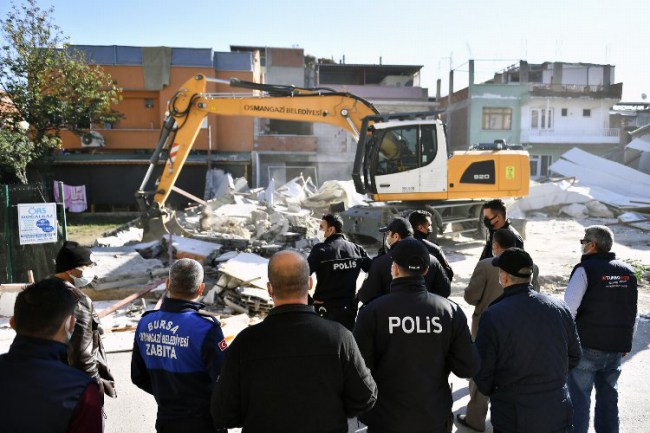 Bursa Osmangazi Belediyesi kaçak işyerini yıktı