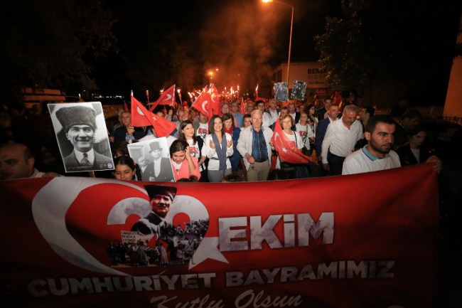 İzmir Efes Selçuk'ta "Cumhuriyet Işıkları" Fener Alayı