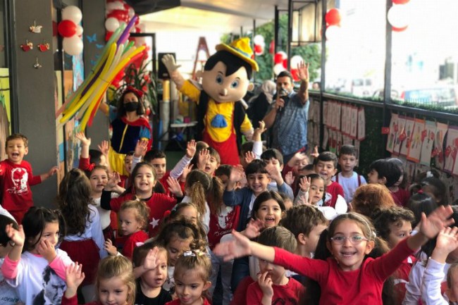 İzmir Bostanlı'da çocuklar Cumhuriyet Bayramını kutladı