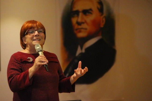 İzmir Selçuk'ta 'Atatürk ve Cumhuriyet' tiyatral anlatıldı