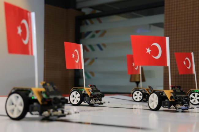 Kocaeli'de robotlardan renkli kutlama