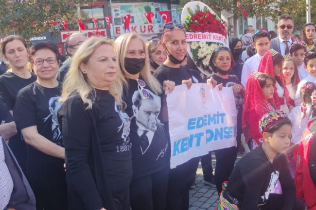 Balıkesir Edremit'te 98 kadından zeybek şöleni