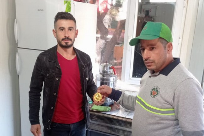 Malatya Büyükşehir Belediyesi'nden personeline 'altın tuğra' hediyesi