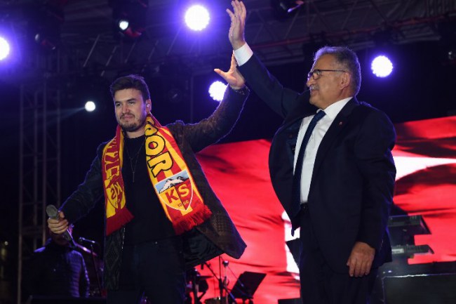 Memduh Büyükkılıç Ceceli'ye elleriyle pastırma yedirdi