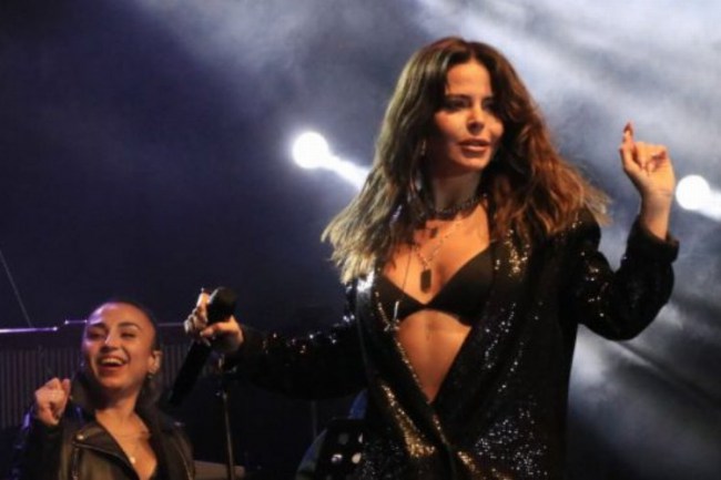 Atatürk'ün 'Simge' şarkısını okudu