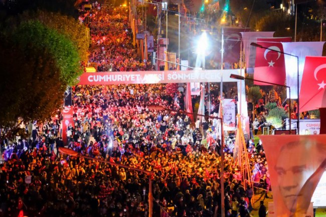 Bursa Nilüfer'de on binler Cumhuriyet'i haykırdı