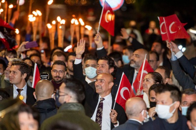 İzmir Cumhuriyet'i coşkuyla kutladı
