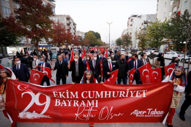 Bursa İnegöl'de Cumhuriyet Coşkusu kortejle sokaklara taştı