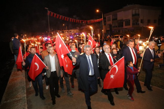 İzmir Güzelbahçe'de fener alayı ile Cumhuriyet kutlaması