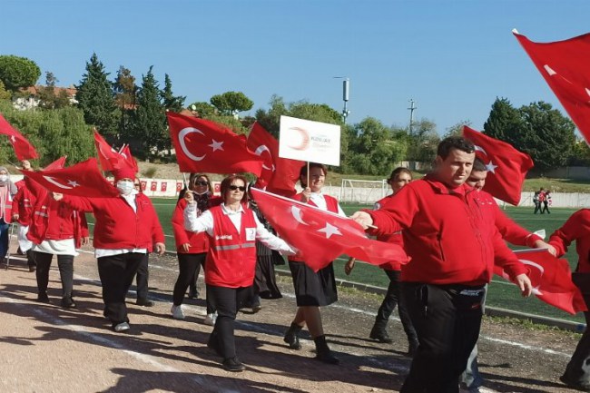 İzmir'de Urla Kızılayı Cumhuriyet Bayramı Kortej yürüyüşüne katıldı