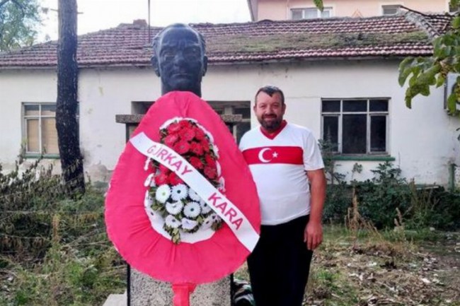 Kırklareli Lüleburgaz'da Atatürk büstüne her yıl çelenk bırakıyor