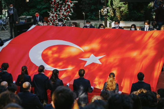 Anıtkabir'de dalgalanan Türk Bayrağı İzmir'de