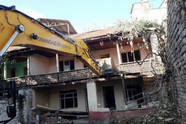 Bursa Osmangazi'de metruk binaların yıkımına devam ediliyor