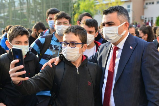 Bursa Yıldırım Belediye Başkanı Yılmaz, her hafta gençlerle buluşuyor