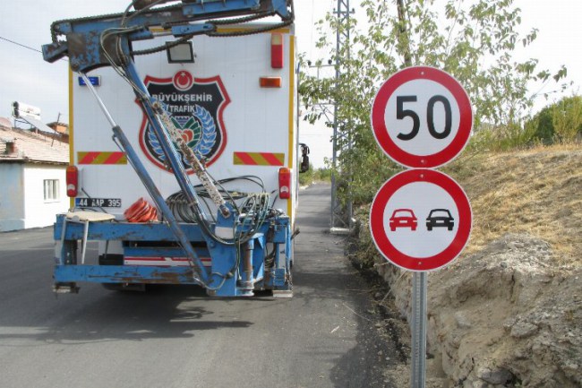 Malatya'da trafik güvenliği için yol çizgisi ve levha çalışması yapıldı
