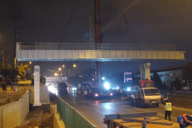 Kocaeli'nde İzmit Kuruçeşme'deki üst geçidin montajı yapıldı