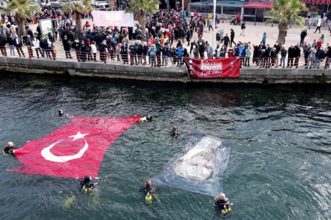 Kocaeli İzmit Körfezi'nde Türk Bayrağı ve Atatürk posteri