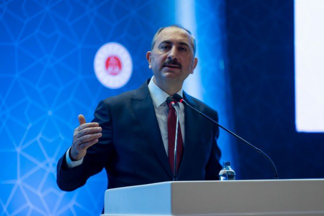 Bakan Gül: "Asıl olan cübbe değil, adalet terazisidir"