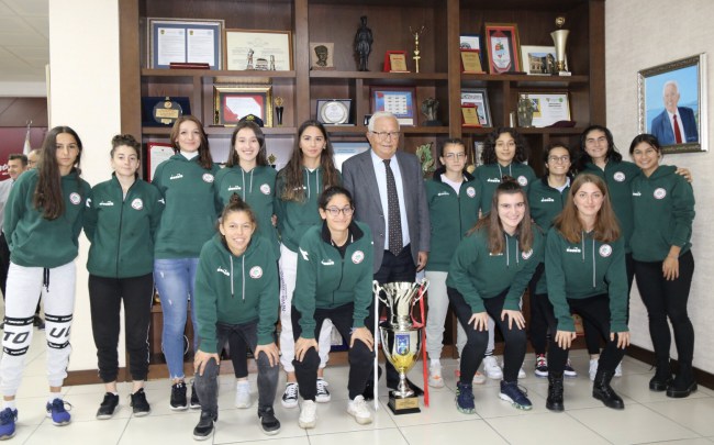 Cumhuriyet Kupası’nı Başkan Posbıyık’a teslim ettiler