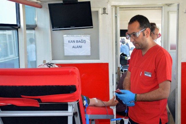 İzmir Aliağa'da Türk Kızılay'ı gönüllü bağışçılarını bekliyor