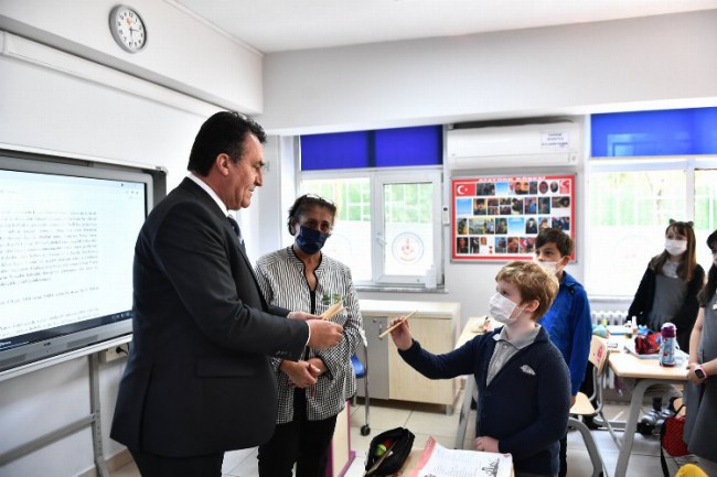 Bursa Osmangazi Belediye Başkanı, öğrencileri ziyaret etti