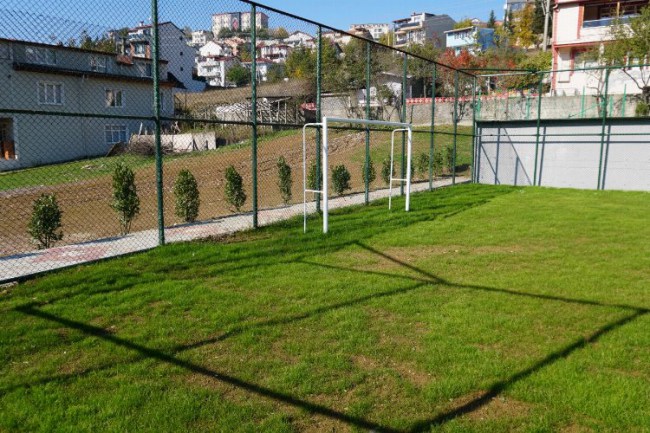 İzmit Tüysüzler Mahallesi'ne futbol sahası